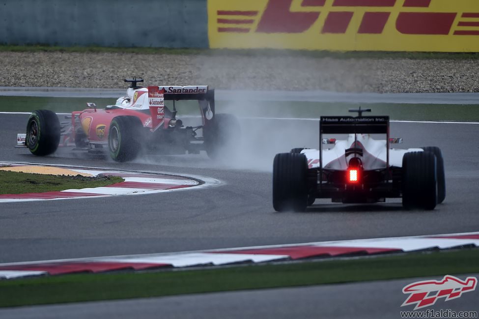 Romain Grosjean persigue a Vettel