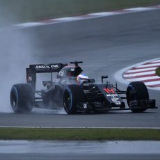 McLaren rueda con neumáticos de lluvia extrema