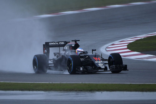 McLaren rueda con neumáticos de lluvia extrema