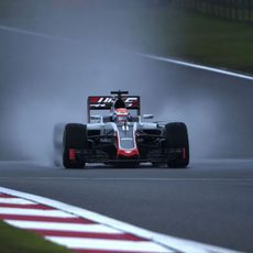 Romain Grosjean se enfrenta a difíciles condiciones de pista