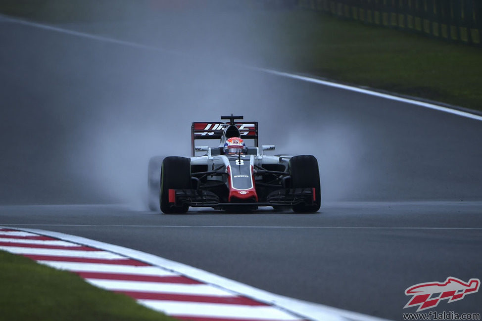 Romain Grosjean se enfrenta a difíciles condiciones de pista