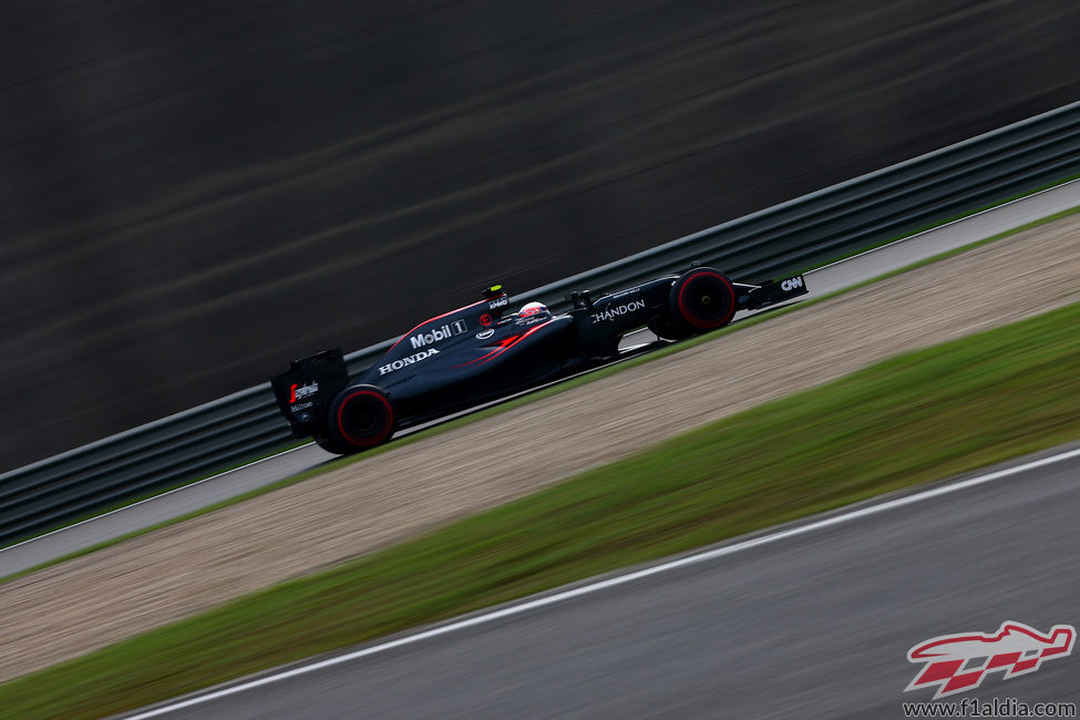 Jenson Button clasifica en 13ª posición