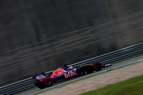 Max Verstappen no pudo con Carlos Sainz