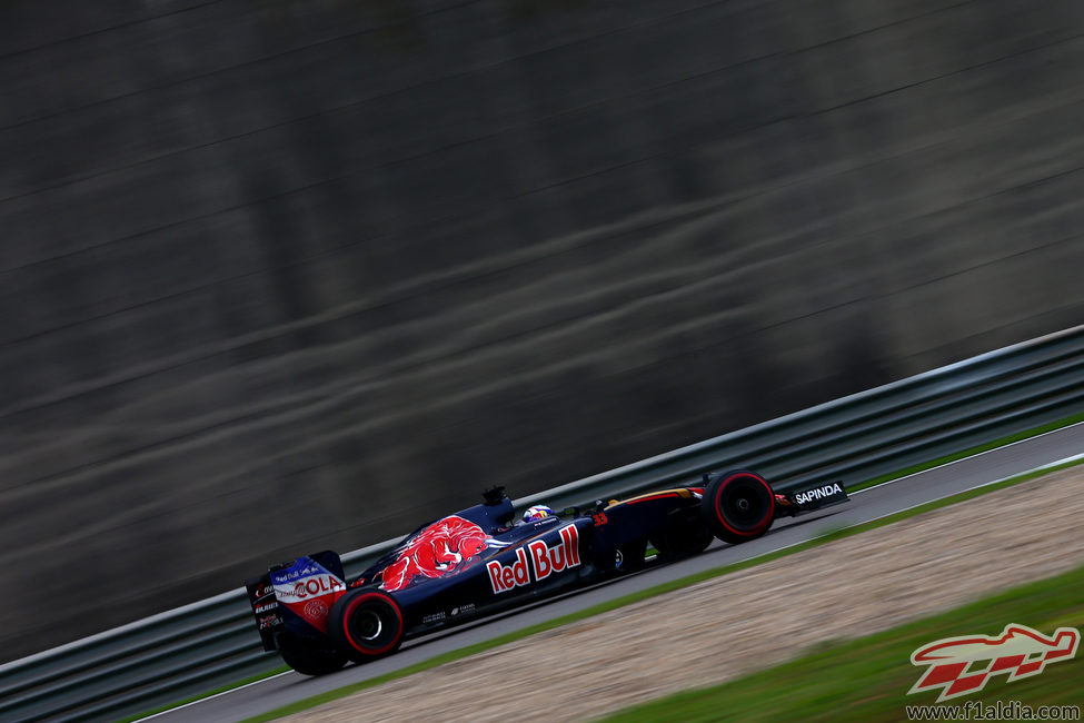 Max Verstappen no pudo con Carlos Sainz