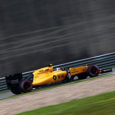 Jolyon Palmer rueda con neumáticos superblandos