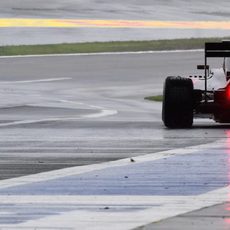 Fernando Alonso sale de la calle de boxes