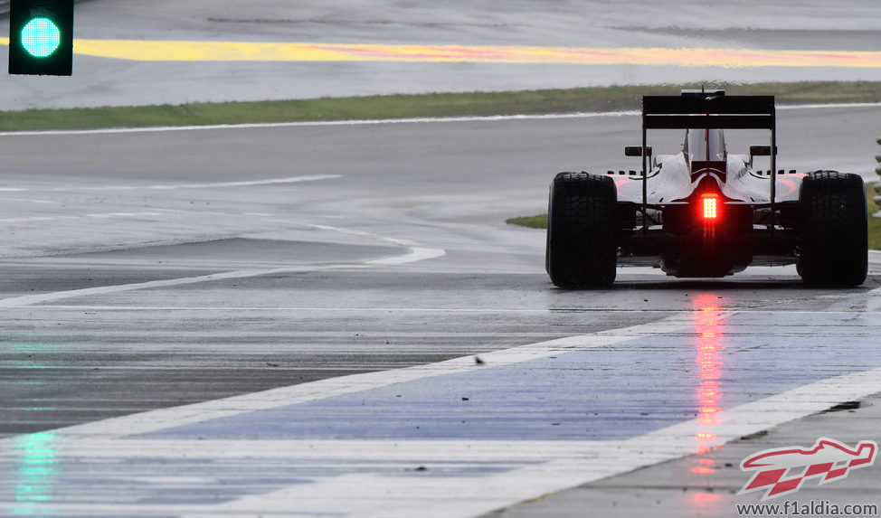 Fernando Alonso sale de la calle de boxes