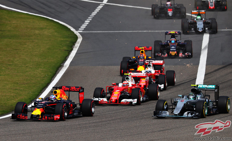 Daniel Ricciardo consigue el liderato en China