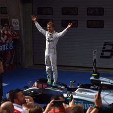Nico Rosberg se sube al monoplaza para celebrar la victoria
