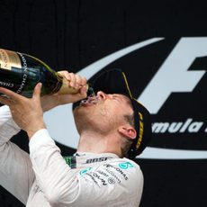 Trago de champán de Nico Rosberg tras la victoria