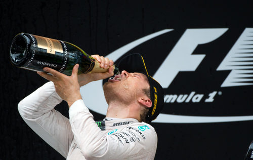 Trago de champán de Nico Rosberg tras la victoria