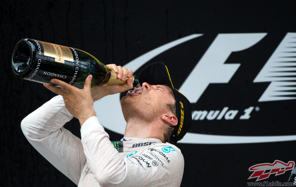 Trago de champán de Nico Rosberg tras la victoria