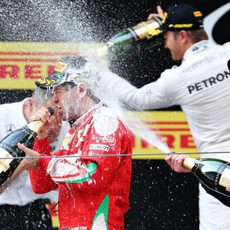 ¡Que no falte el champán en el podio!