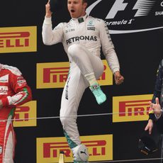 Salto de alegría de Nico Rosberg en China