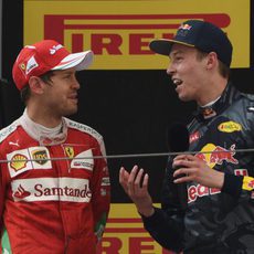 Kvyat y Vettel charlan en el podio de China