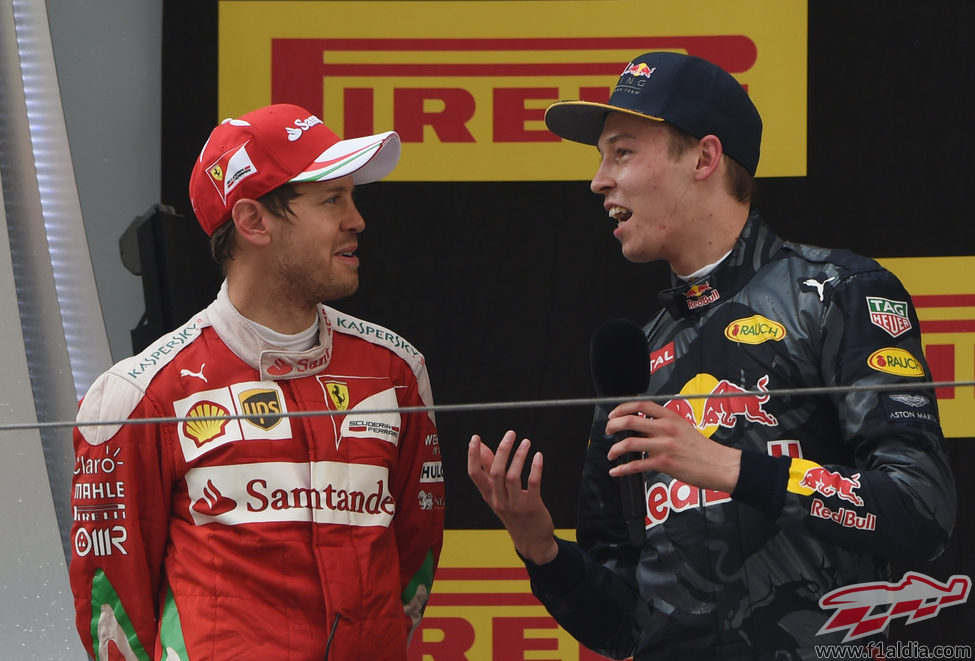 Kvyat y Vettel charlan en el podio de China