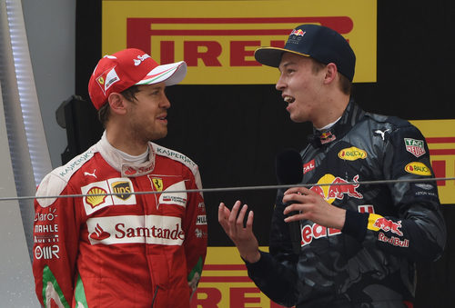 Kvyat y Vettel charlan en el podio de China
