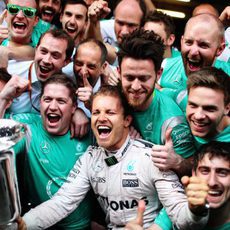 Nico Rosberg celebra su victoria con su equipo