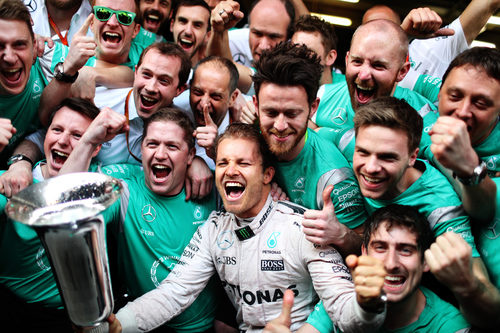 Nico Rosberg celebra su victoria con su equipo
