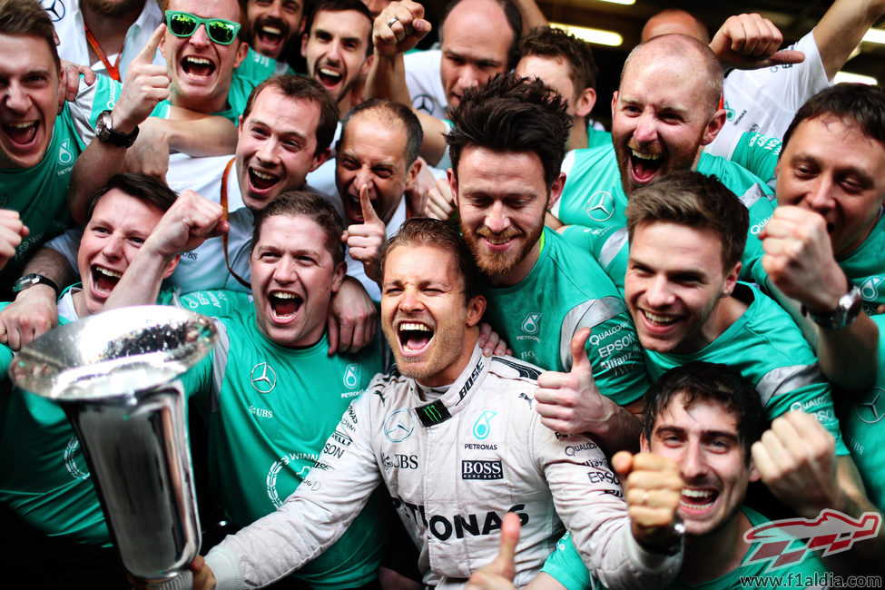 Nico Rosberg celebra su victoria con su equipo