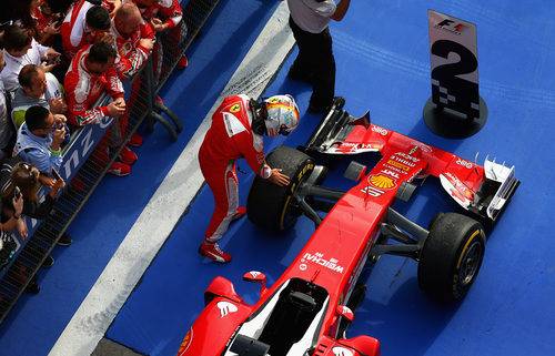Sebastian Vettel acaricia un neumático de su monoplaza