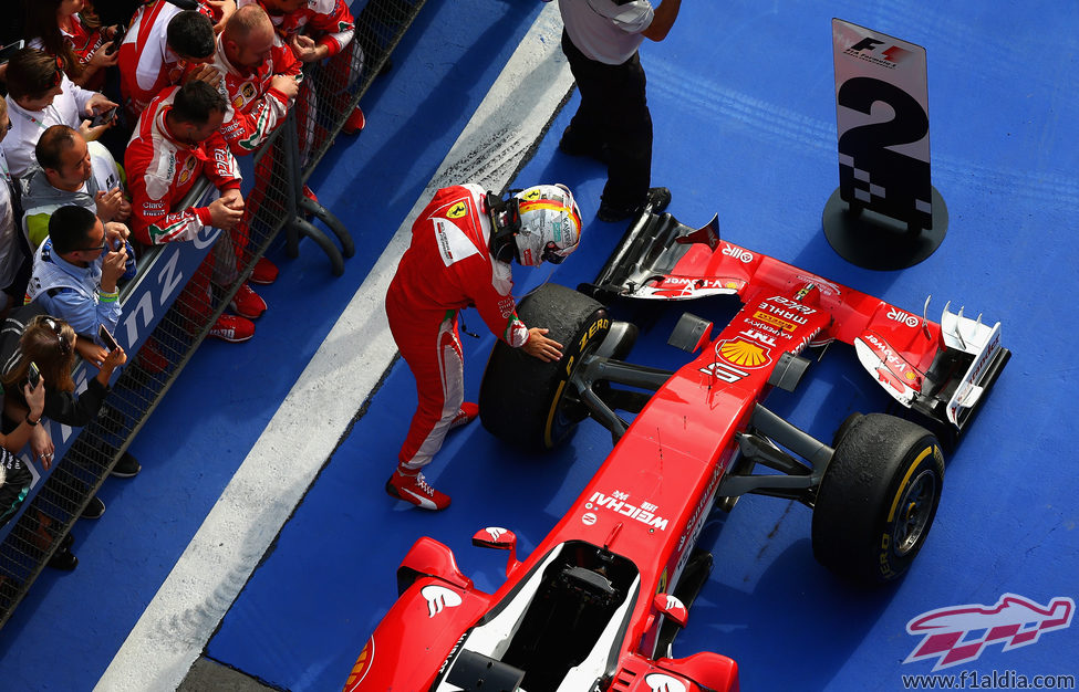 Sebastian Vettel acaricia un neumático de su monoplaza