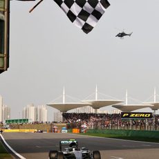 Nico Rosberg cruza la meta en Shangai