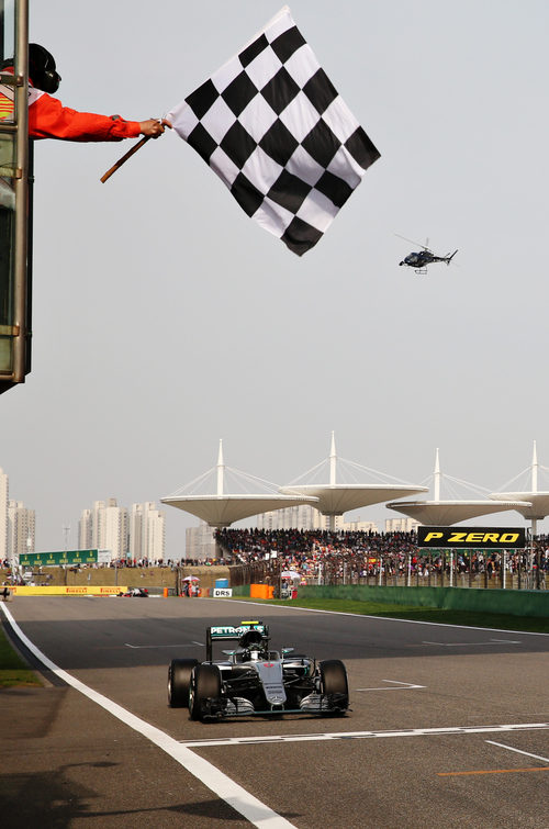 Nico Rosberg cruza la meta en Shangai