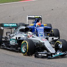 Alerón roto de Lewis Hamilton