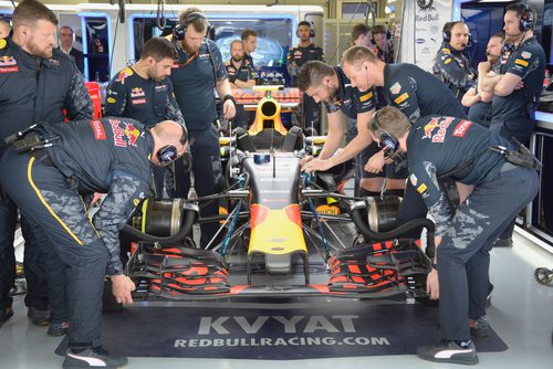 Trabajo del equipo Red Bull en el RB12
