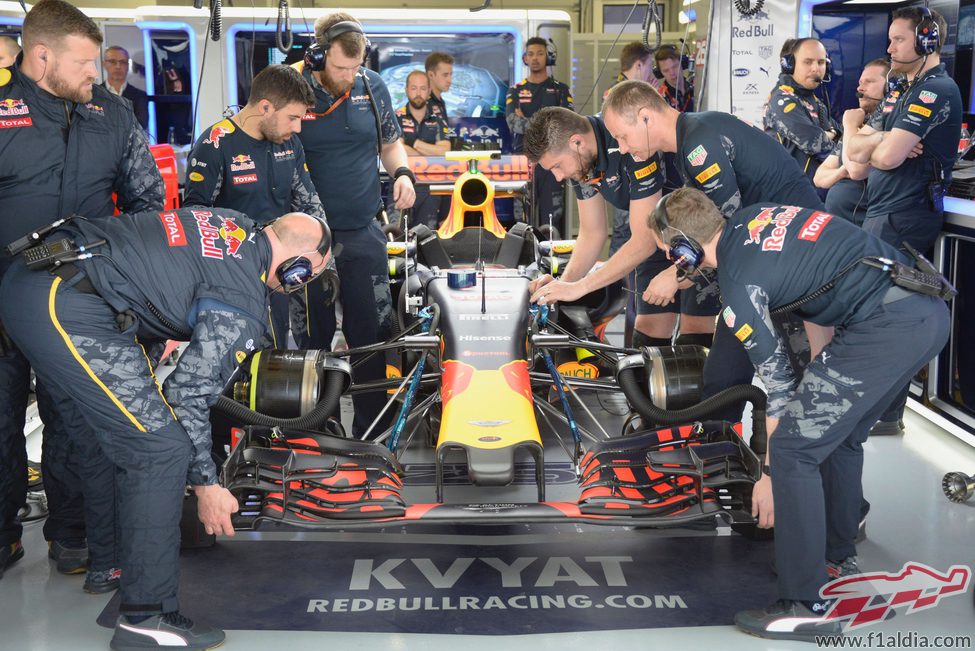 Trabajo del equipo Red Bull en el RB12