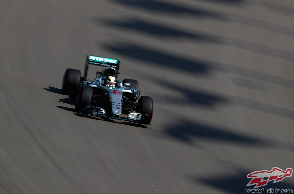 Lewis Hamilton rueda con el neumático superblando
