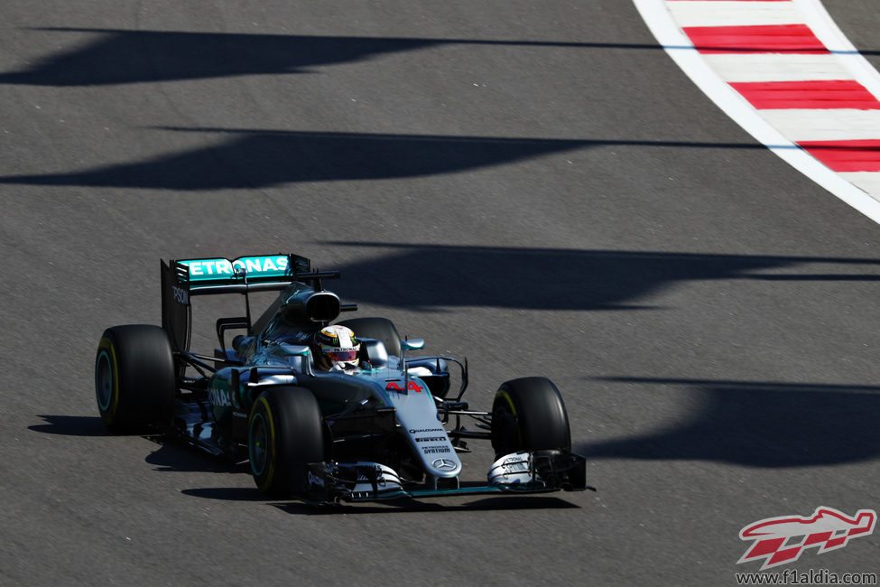 Lewis Hamilton empieza con las tandas largas