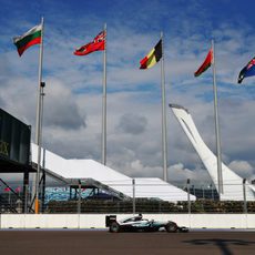 Lewis Hamilton rueda por el trazado de Sochi