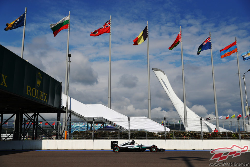 Lewis Hamilton rueda por el trazado de Sochi