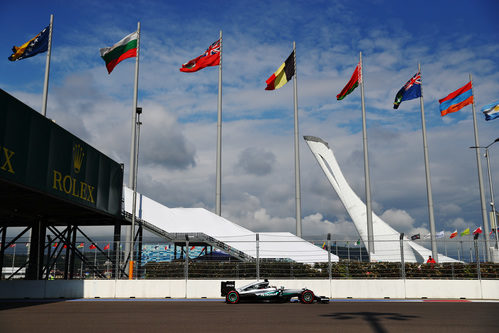 Lewis Hamilton rueda por el trazado de Sochi