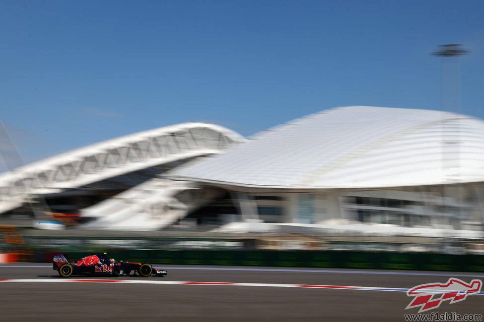 Carlos Sainz rueda rápido por las curvas de Sochi