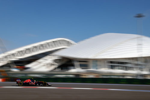 Carlos Sainz rueda rápido por las curvas de Sochi