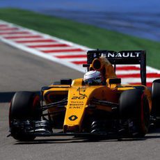 Kevin Magnussen rueda con el RS16 por Sochi