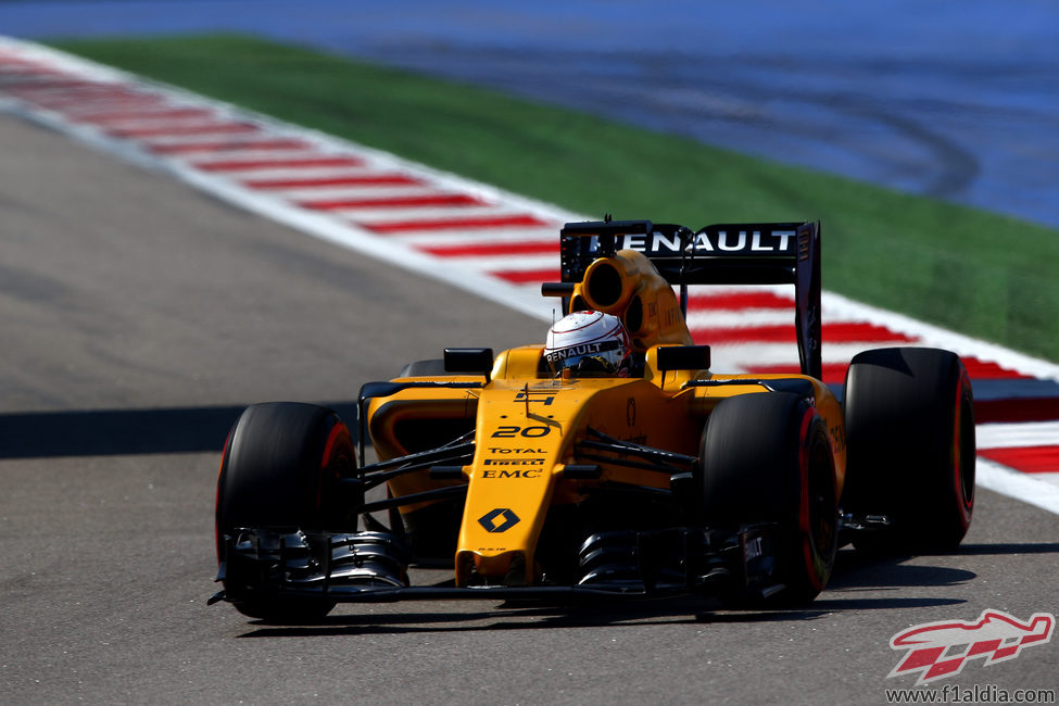 Kevin Magnussen rueda con el RS16 por Sochi