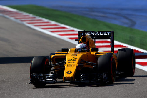 Kevin Magnussen rueda con el RS16 por Sochi