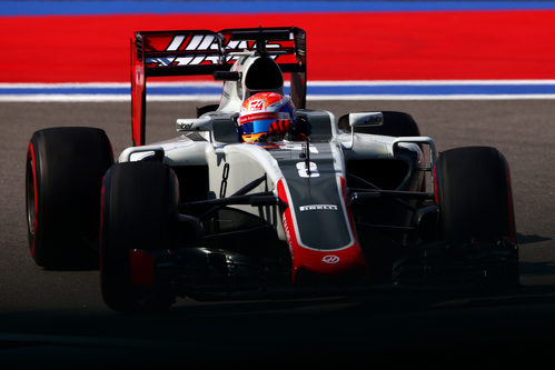 Romain Grosjean rueda con los neumáticos 'option'