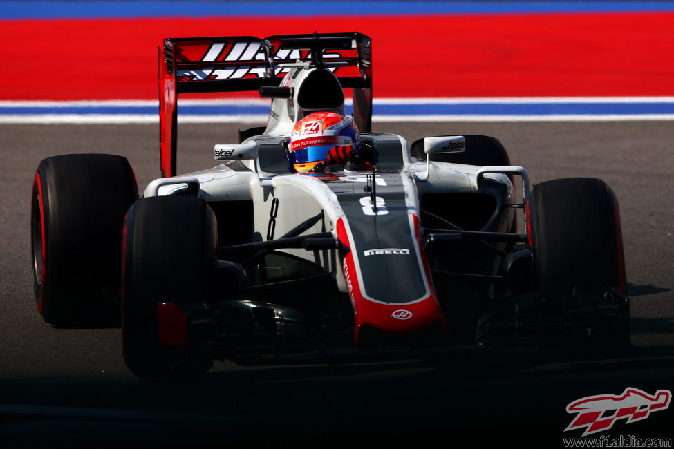 Romain Grosjean rueda con los neumáticos 'option'