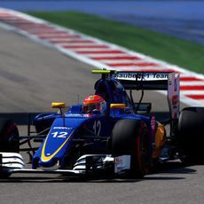 Felipe Nasr rueda con el neumático 'option'