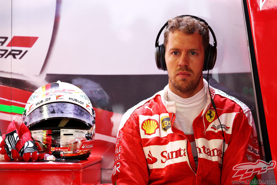 Sebastian Vettel serio al conocer su sanción en parrilla