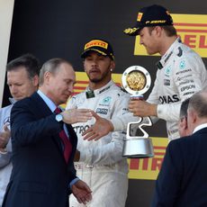 Entrega del trofeo a Nico Rosberg en Rusia