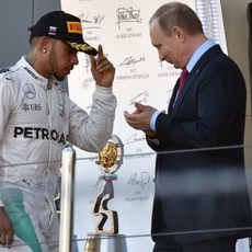 Vladimir Putin y Lewis Hamilton en el podio