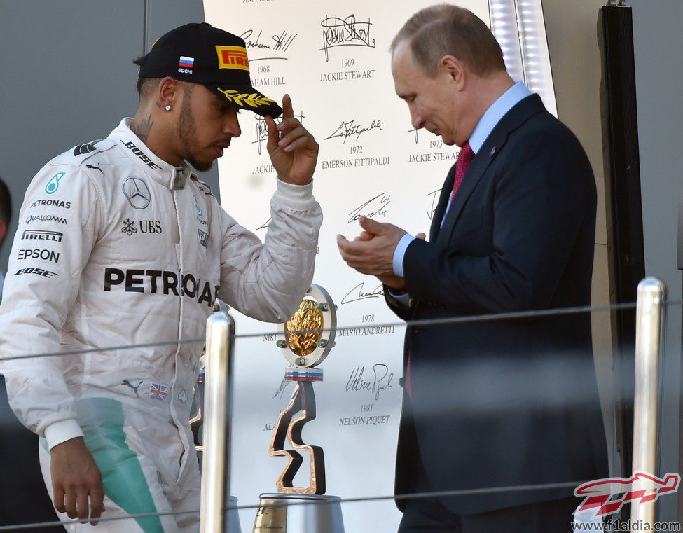 Vladimir Putin y Lewis Hamilton en el podio
