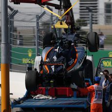 La grúa retira el coche de Nico Hülkenberg en Sochi