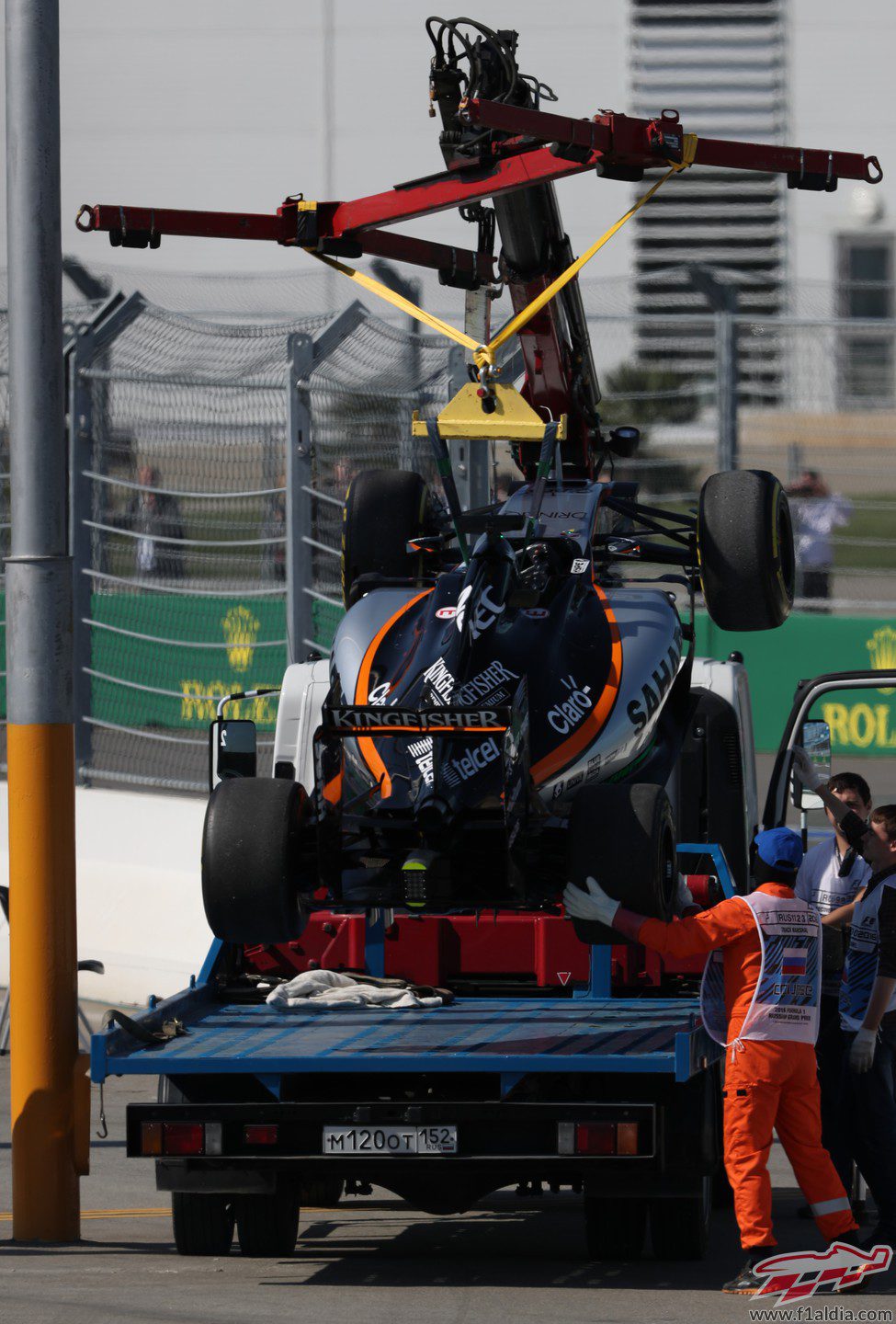 La grúa retira el coche de Nico Hülkenberg en Sochi